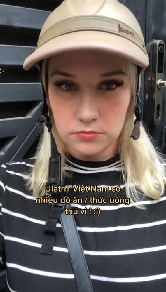 Cô gái ngoại quốc nhầm túi bán cá là đồ uống đường phố Việt Nam-1