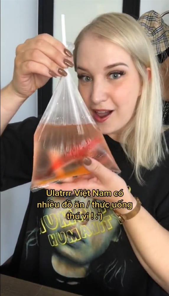 Cô gái ngoại quốc nhầm túi bán cá là đồ uống đường phố Việt Nam-3