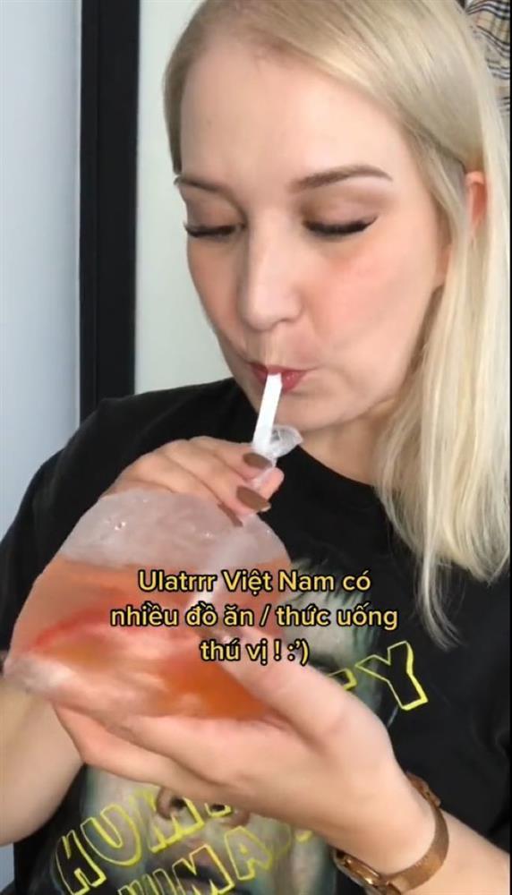 Cô gái ngoại quốc nhầm túi bán cá là đồ uống đường phố Việt Nam-4