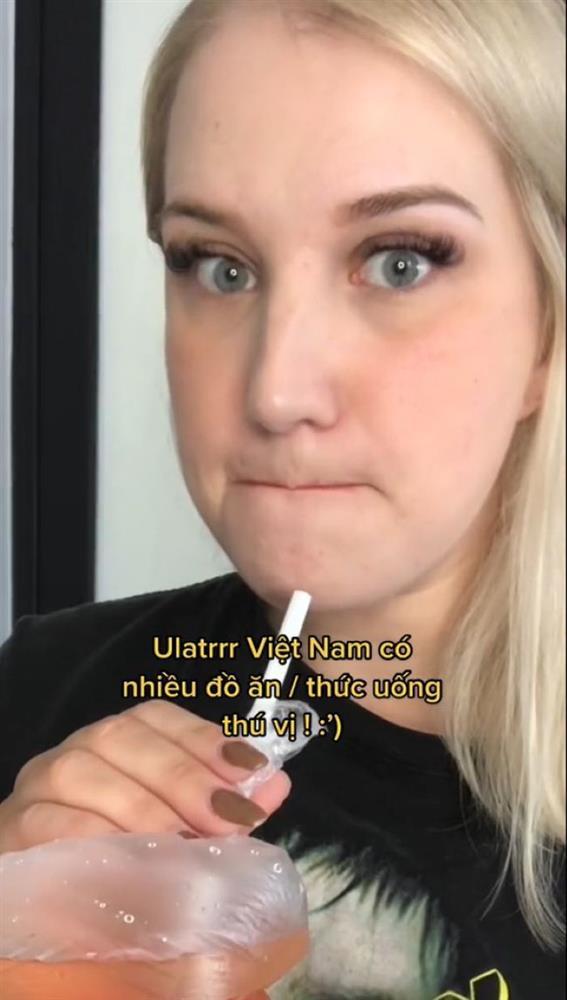 Cô gái ngoại quốc nhầm túi bán cá là đồ uống đường phố Việt Nam-5