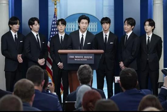 Lại tranh luận chuyện BTS phải nhập ngũ