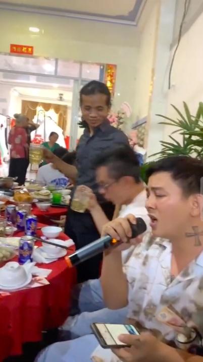 Hoài Lâm hát trên bàn ăn với ngoại hình phát tướng-1