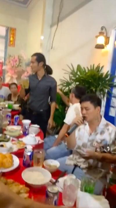 Hoài Lâm hát trên bàn ăn với ngoại hình phát tướng-2