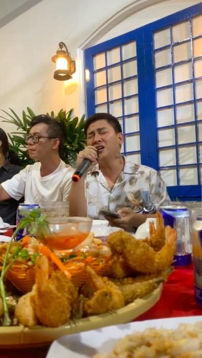 Hoài Lâm hát trên bàn ăn với ngoại hình phát tướng-3