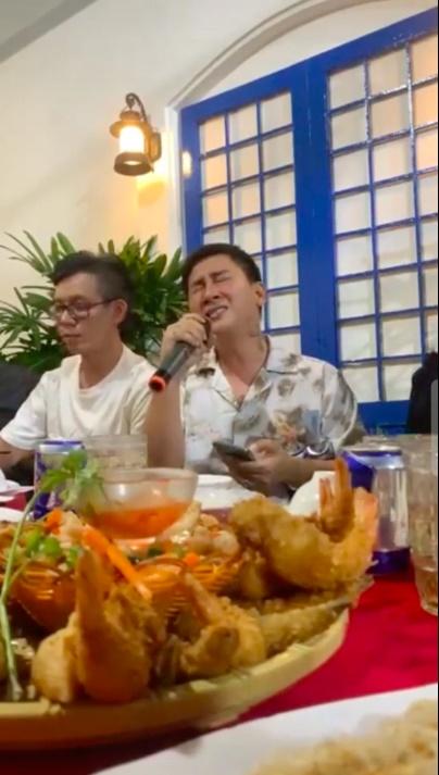 Hoài Lâm hát trên bàn ăn với ngoại hình phát tướng-4