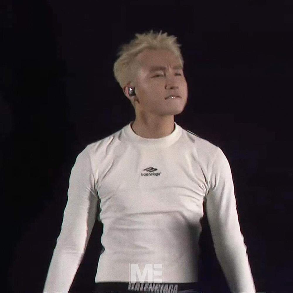 Sơn Tùng chuẩn anh trai MONO: áo bó + quần tụt lộ phụ tùng 6 triệu-1