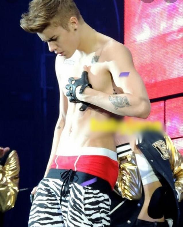 Sơn Tùng chuẩn anh trai MONO: áo bó + quần tụt lộ phụ tùng 6 triệu-7