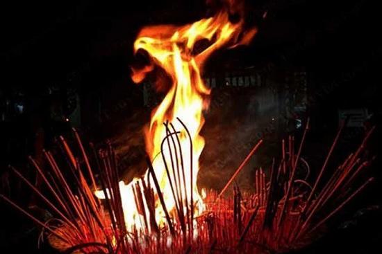 Bát hương có những biểu hiện này là 'điềm báo xấu'