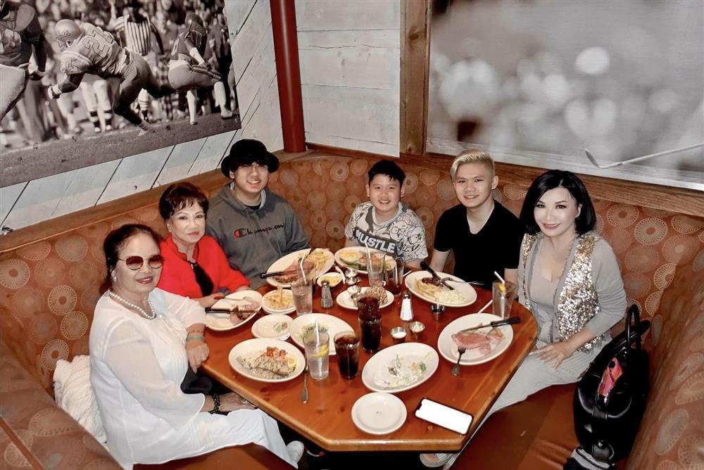 Tin showbiz Việt ngày 9/10: Trizzie Phương Trinh hội ngộ mẹ chồng cũ-1