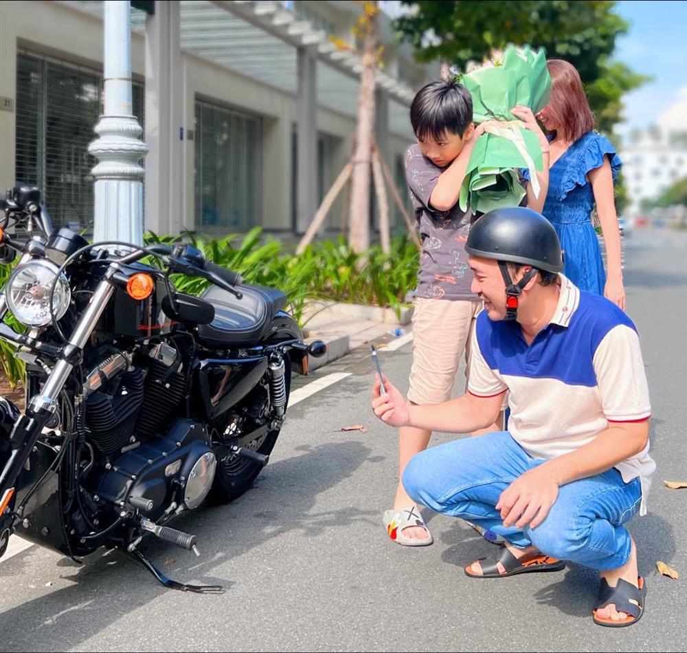 Thu Trang tặng môtô cho Tiến Luật sau 6 năm năn nỉ mòn mỏi-2