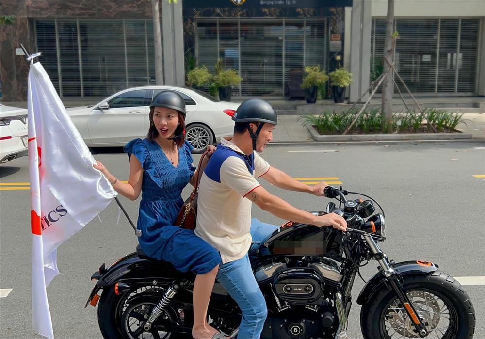 Thu Trang tặng môtô cho Tiến Luật sau 6 năm năn nỉ mòn mỏi-4