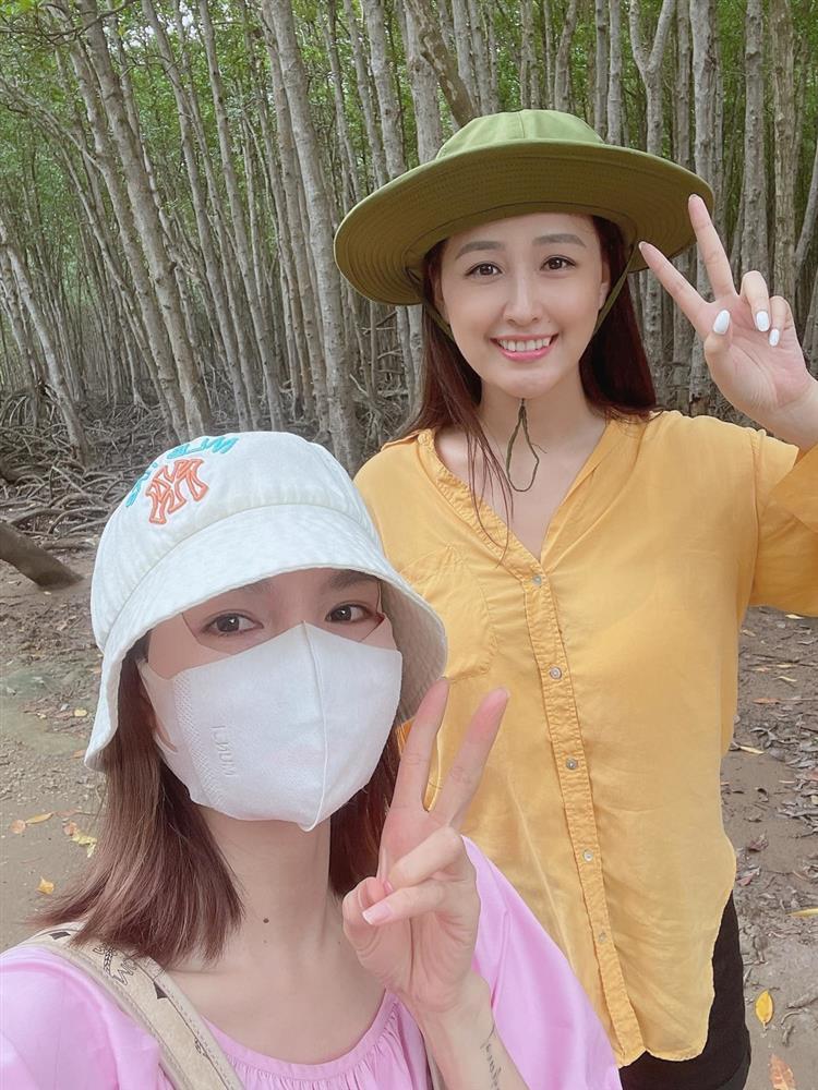 Mai Phương Thúy xuề xòa du hí với bạn, nhan sắc gây chú ý-1