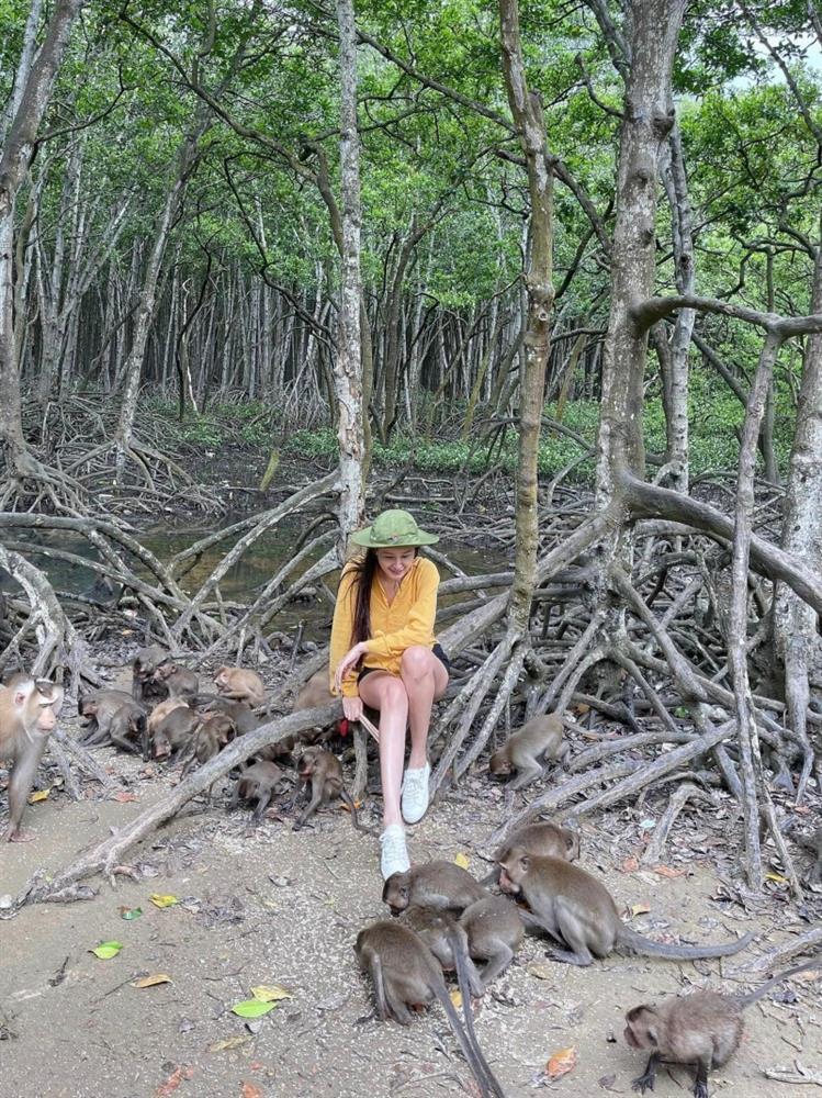 Mai Phương Thúy xuề xòa du hí với bạn, nhan sắc gây chú ý-2