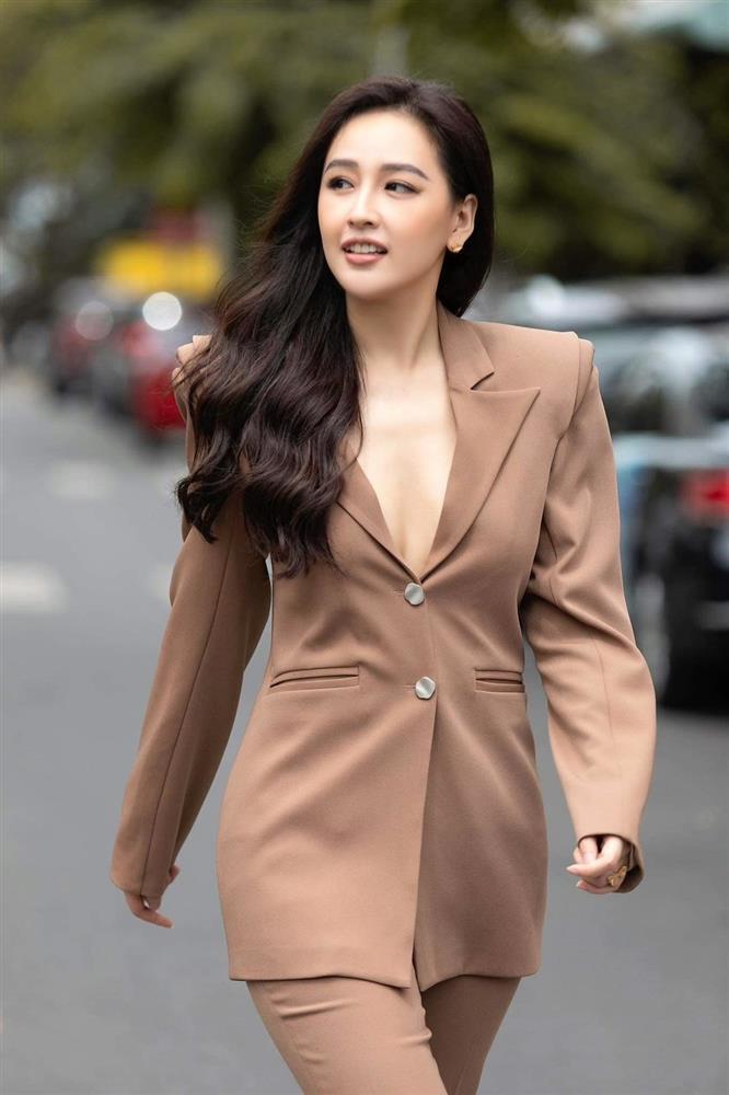 Mai Phương Thúy xuề xòa du hí với bạn, nhan sắc gây chú ý-10