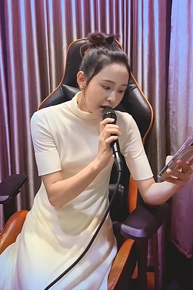 Hiền Hồ tỉnh bơ giới thiệu bài hát của ca sĩ khác, là giúp hay hại?-1