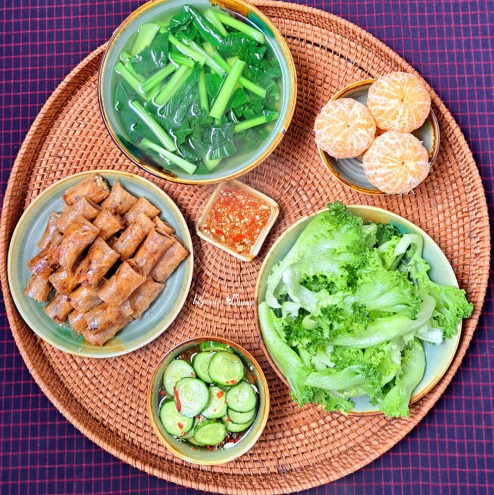 Trình làng loạt mâm cơm đầy ắp 4 người ăn, chả bao giờ lo trùng món-13