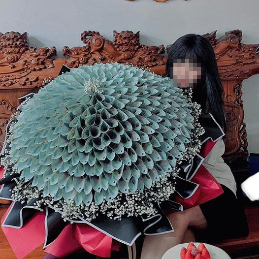 Cô gái được bồ tặng bó hoa siêu to toàn tiền 500k dịp sinh nhật-3