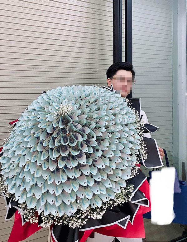 Cô gái được bồ tặng bó hoa siêu to toàn tiền 500k dịp sinh nhật-2