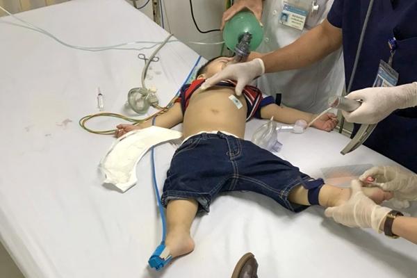 Cứu bé trai 22 tháng tuổi nguy kịch do hóc thạch rau câu-1