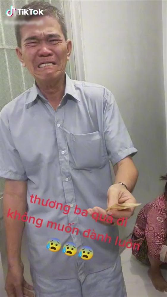 Con gái đi công việc xa nhà, bố vừa khóc, vừa đưa con tiền đi đường-1