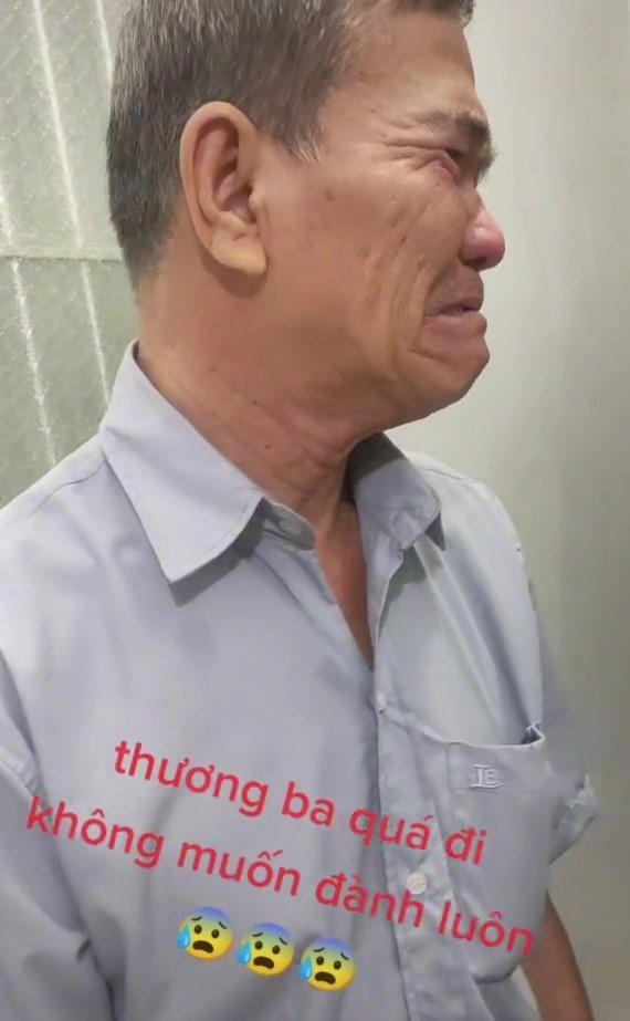 Con gái đi công việc xa nhà, bố vừa khóc, vừa đưa con tiền đi đường-2