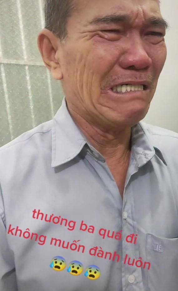 Con gái đi công việc xa nhà, bố vừa khóc, vừa đưa con tiền đi đường-3