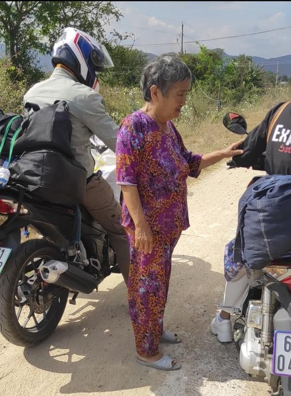 Con gái đi công việc xa nhà, bố vừa khóc, vừa đưa con tiền đi đường-7