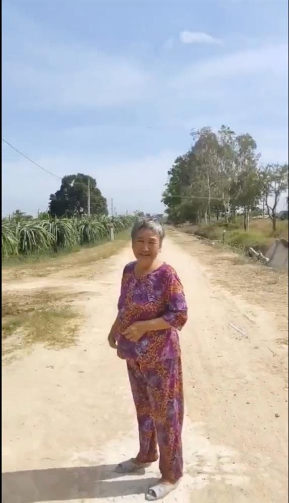 Con gái đi công việc xa nhà, bố vừa khóc, vừa đưa con tiền đi đường-8