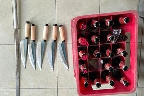 Cầm mã tấu, 'bom xăng' đi tìm đối thủ lại gặp ngay công an