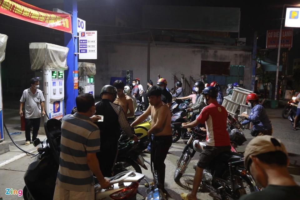 Hàng loạt cây xăng ở cửa ngõ TP.HCM hết xăng-6