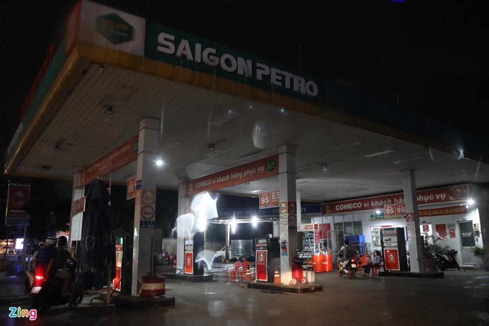 Hàng loạt cây xăng ở cửa ngõ TP.HCM hết xăng-12