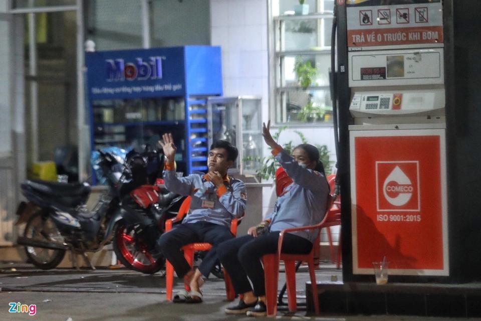 Hàng loạt cây xăng ở cửa ngõ TP.HCM hết xăng-13