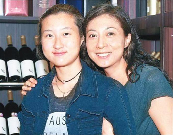 Con rơi Thành Long xếp hàng nhận đồ ăn miễn phí ở Toronto-2