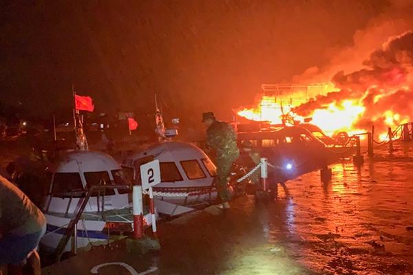NÓNG: Hàng loạt ca nô bốc cháy dữ dội ở biển Cửa Đại-1