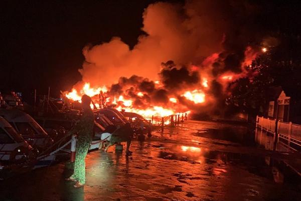 NÓNG: Hàng loạt ca nô bốc cháy dữ dội ở biển Cửa Đại-2