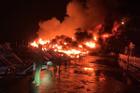 NÓNG: Hàng loạt ca nô bốc cháy dữ dội ở biển Cửa Đại