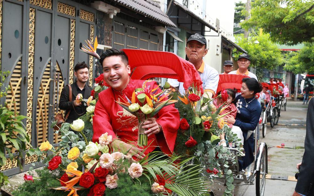 Sao Việt rước dâu độc lạ: Liêu Hà Trinh xích lô, Anh Tú xe điện-1