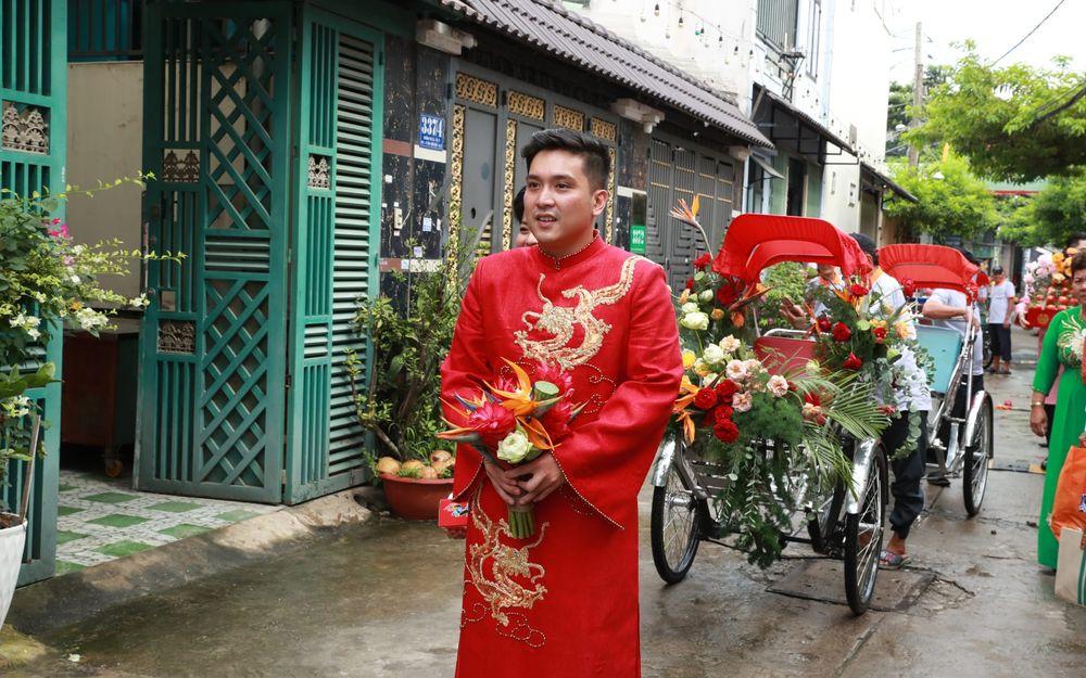 Sao Việt rước dâu độc lạ: Liêu Hà Trinh xích lô, Anh Tú xe điện-2