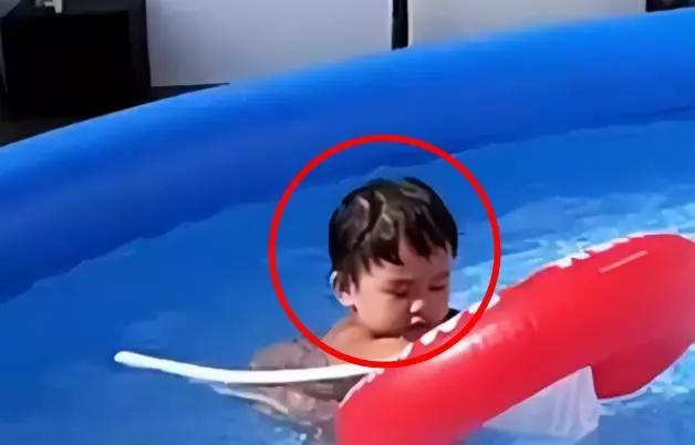 Trương Bá Chi khoe cận cảnh vóc dáng con trai thứ 3-2