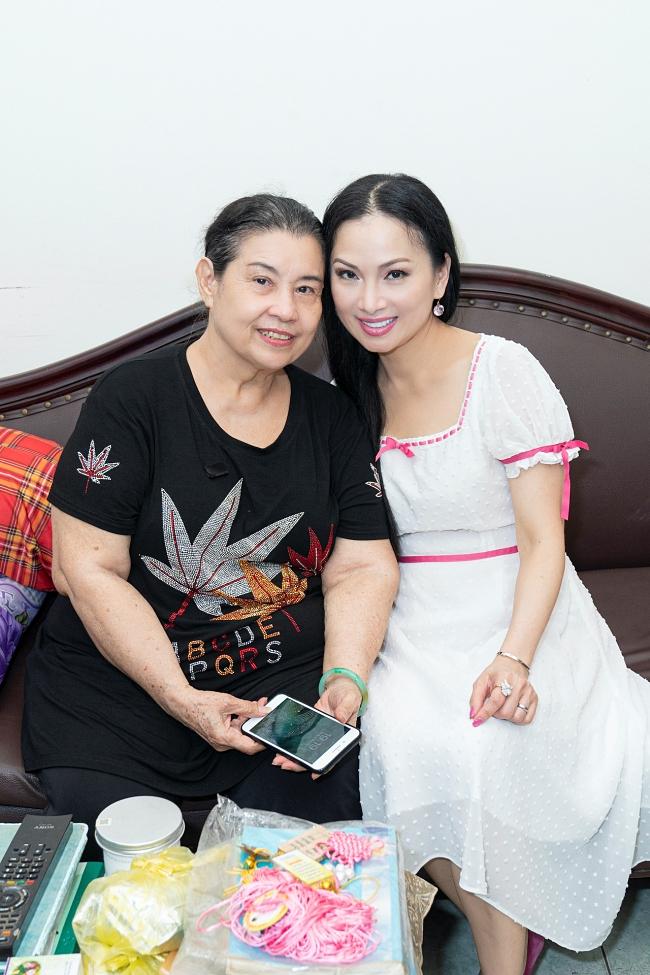 Ca sĩ Hà Phương tặng nghệ sĩ Mạc Can 50 triệu-9