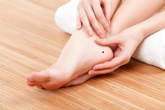 3 nốt ruồi ở lòng bàn chân tượng trưng cho Tài - Lộc - Danh