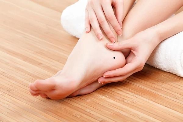 3 nốt ruồi ở lòng bàn chân tượng trưng cho Tài - Lộc - Danh-2