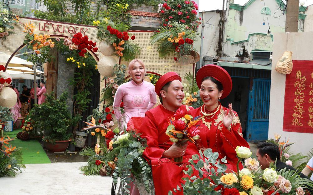 Sao Việt rước dâu độc lạ: Liêu Hà Trinh xích lô, Anh Tú xe điện-5