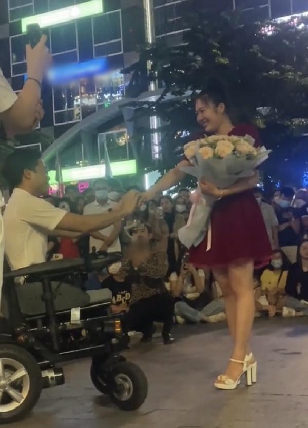 Xôn xao màn cầu hôn chàng trai không chân trên phố đi bộ-3