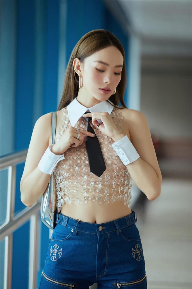 Minh Hằng đụng Tiểu Vy áo mặc như không, ai đỉnh hơn?-1