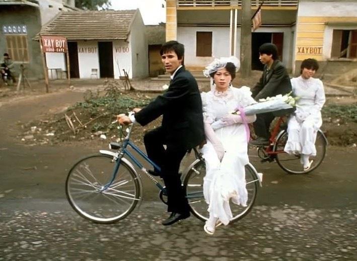 Ảnh cưới giản dị 30 năm trước gây bão: Rước dâu bằng xe đạp-1
