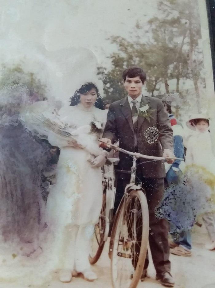 Ảnh cưới giản dị 30 năm trước gây bão: Rước dâu bằng xe đạp-2