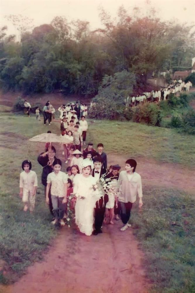 Ảnh cưới giản dị 30 năm trước gây bão: Rước dâu bằng xe đạp-5