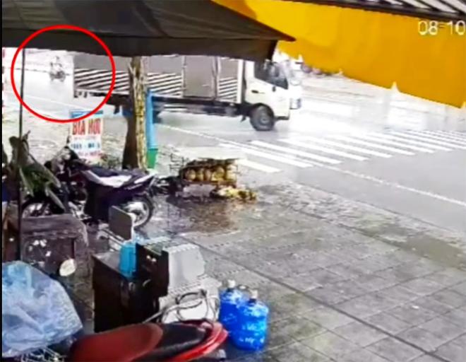 Clip: Thanh niên trượt ngã, lao qua gầm ô tô tải như phim Mỹ-2