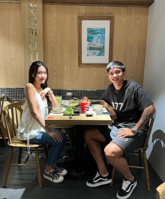 Couple Hậu - My bị chụp lén vi vu trên phố bằng xe máy-4